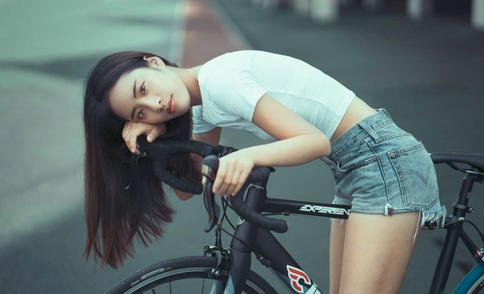 阳光单车美女运动健康美笑容灿烂写真