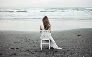 一个人坐着看海的背影图片