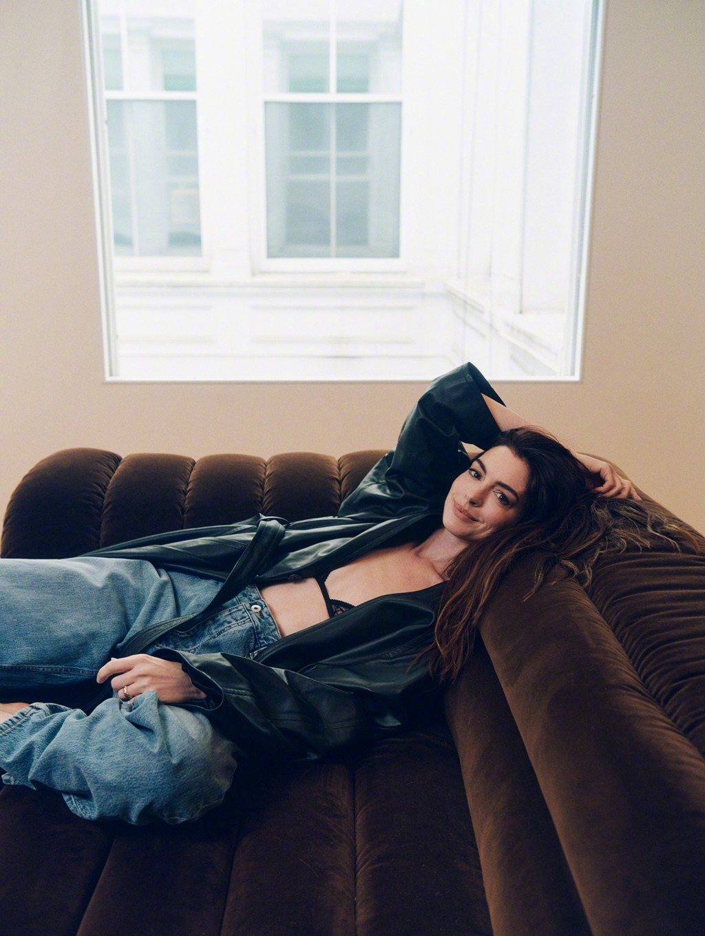 安妮·海瑟薇慵懒性感随性美丽封面大片