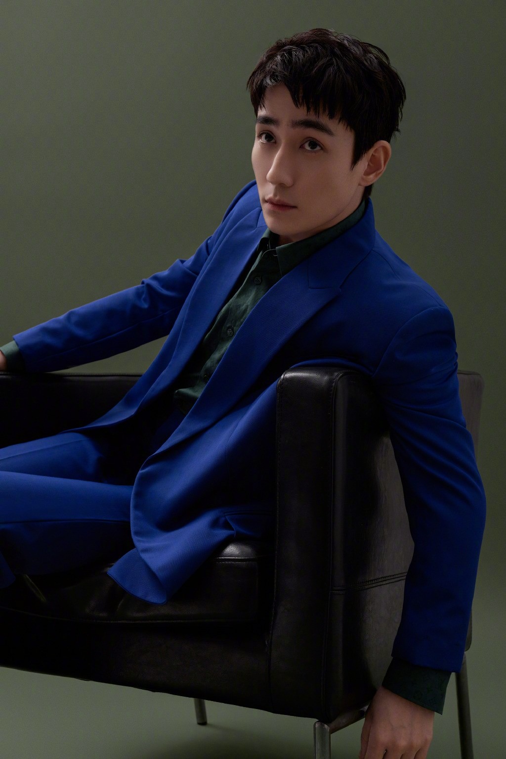 朱一龙蓝色西服套装俊逸风雅写真