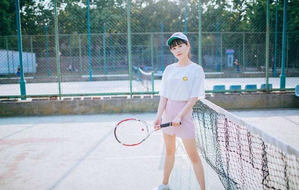 粉嫩鸭舌帽可爱少女网球场俏皮时尚写真