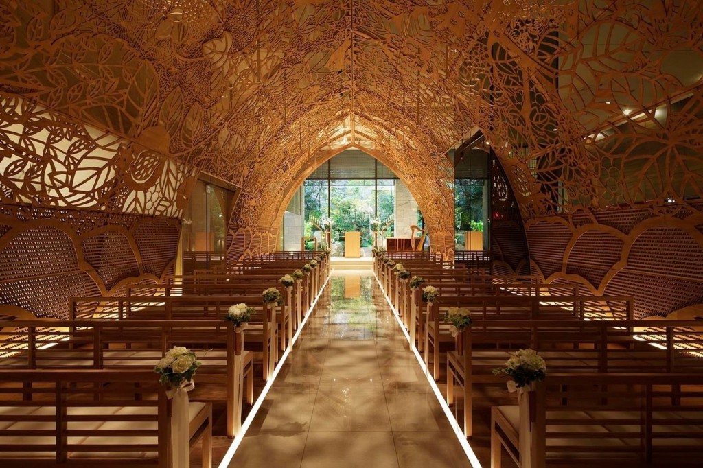 广岛一个酒店的小教堂日式木制花格装饰