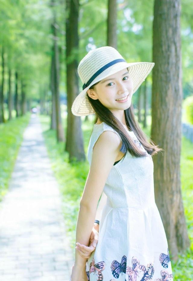 森林公园里戴太阳帽的美女甜美气质阳光时尚写真