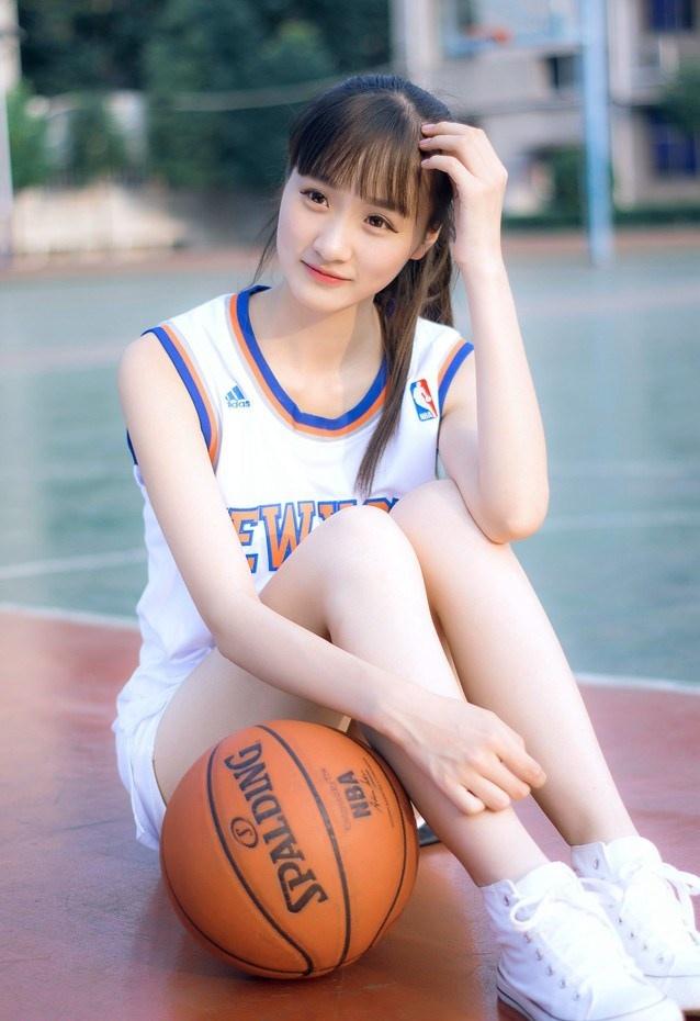 长相阳光甜美的篮球宝贝迷人俏皮写真