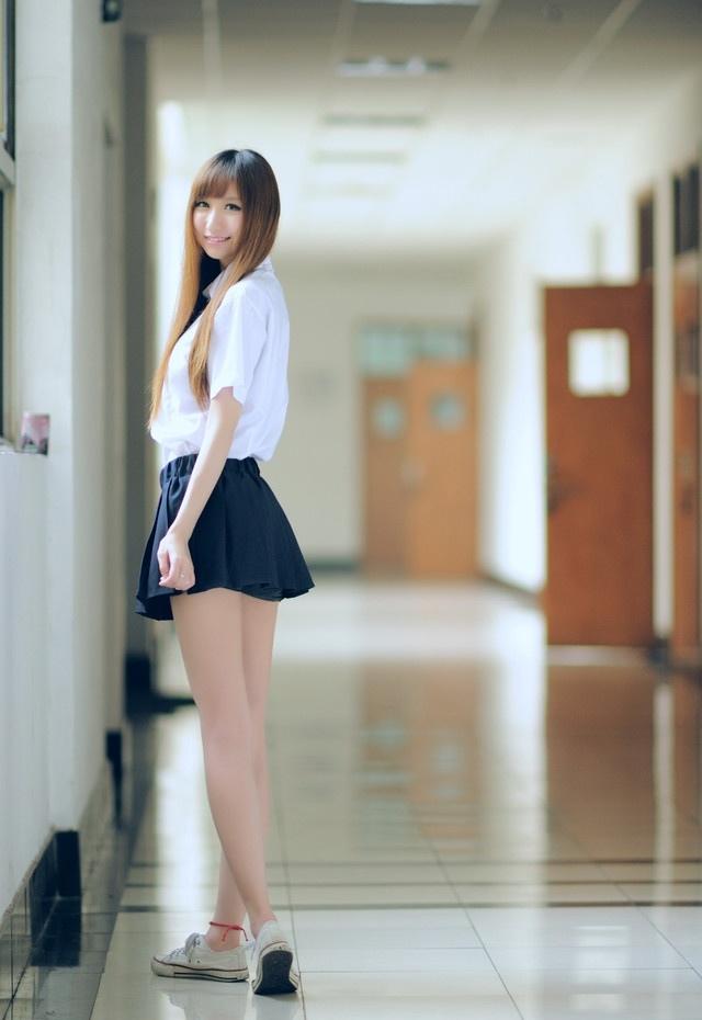 校服女生拥有一双大长腿