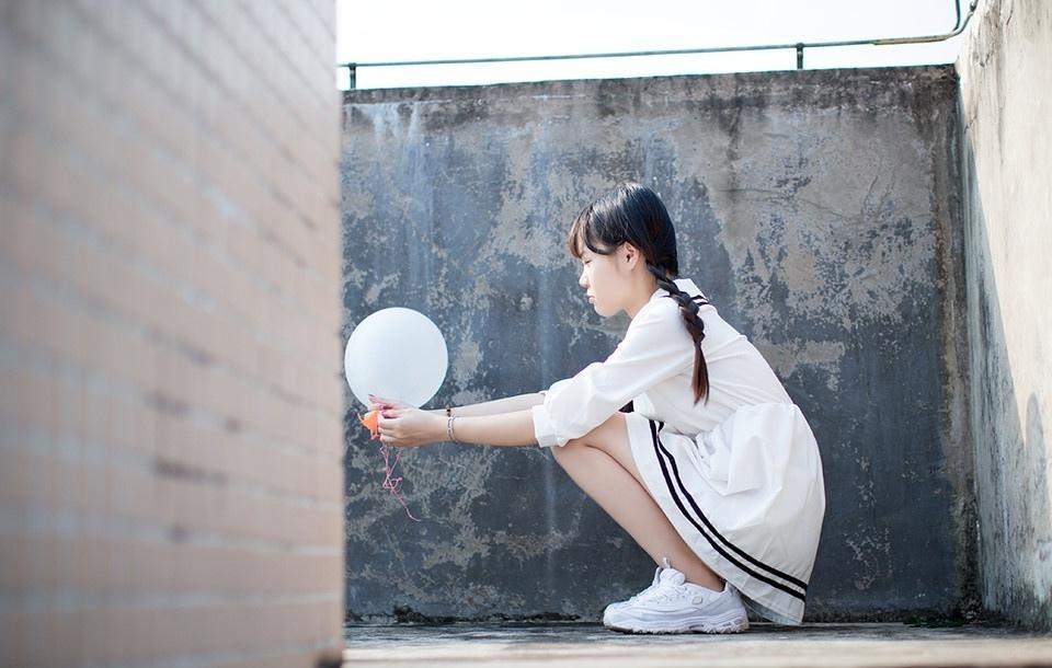 马尾水手制服少女夏日天台气球时尚写真