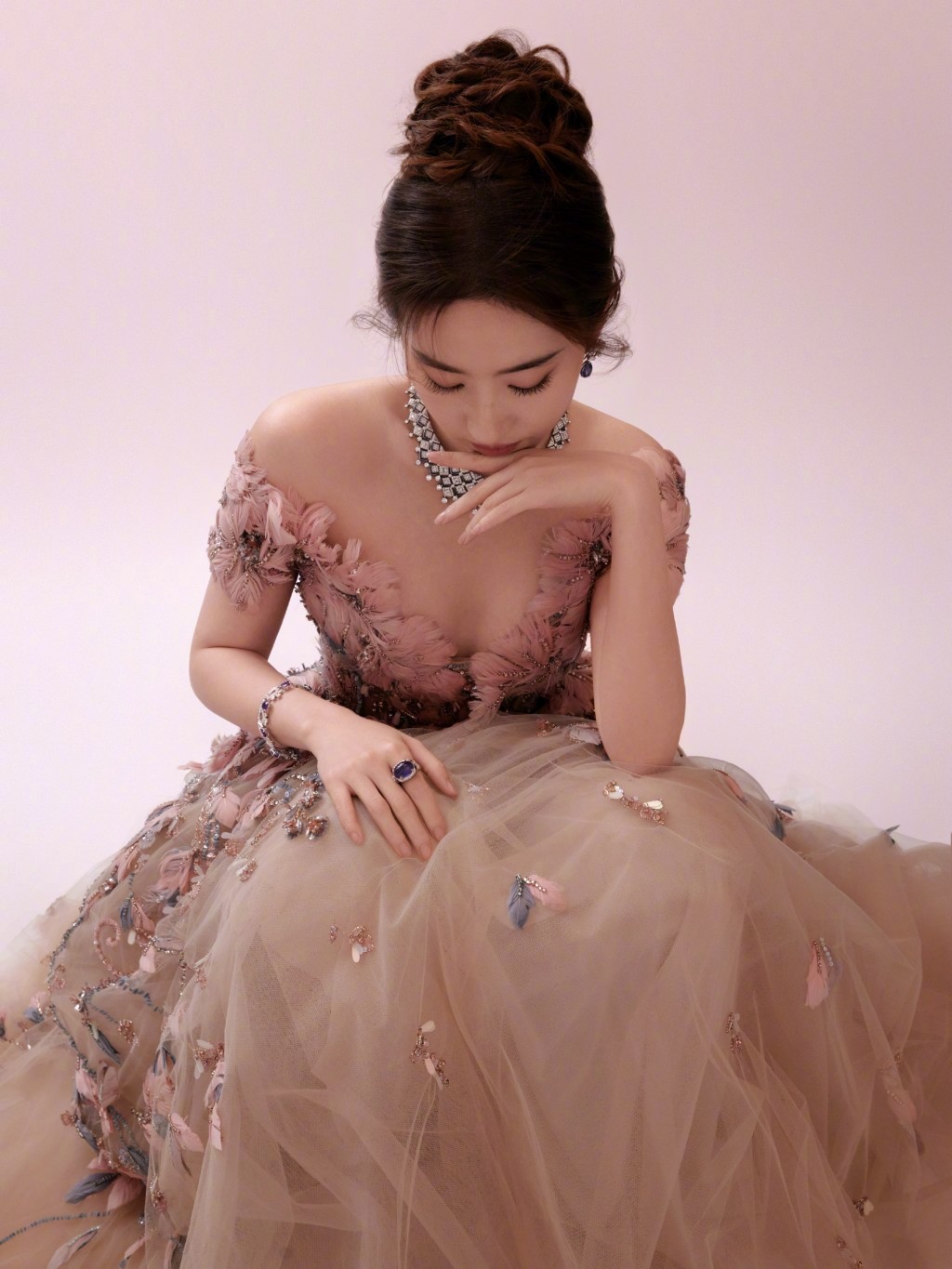 刘亦菲粉紫珠片羽毛裙明媚优雅写真图片
