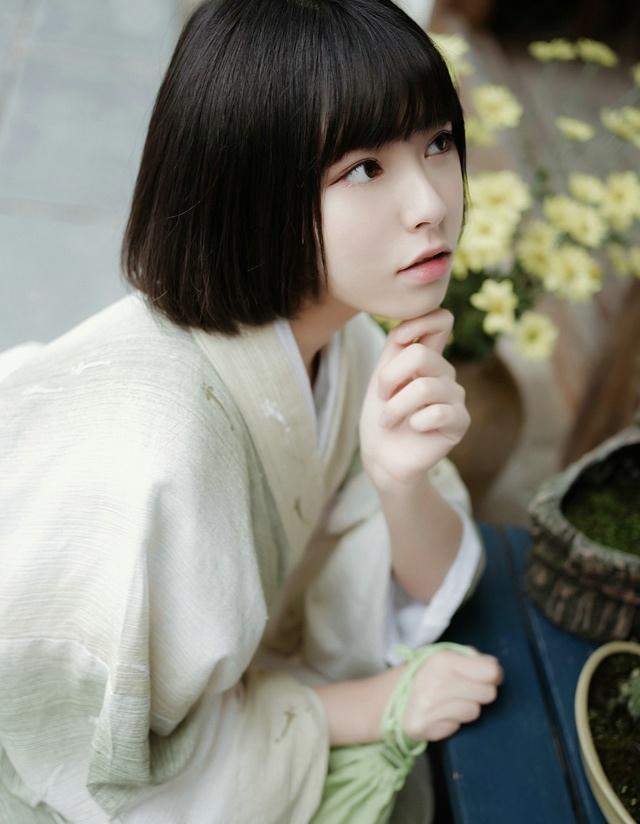 穿和服的短发日本女孩清纯甜美时尚写真
