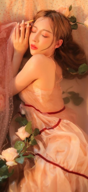 温暖浴缸里的性感美女图片