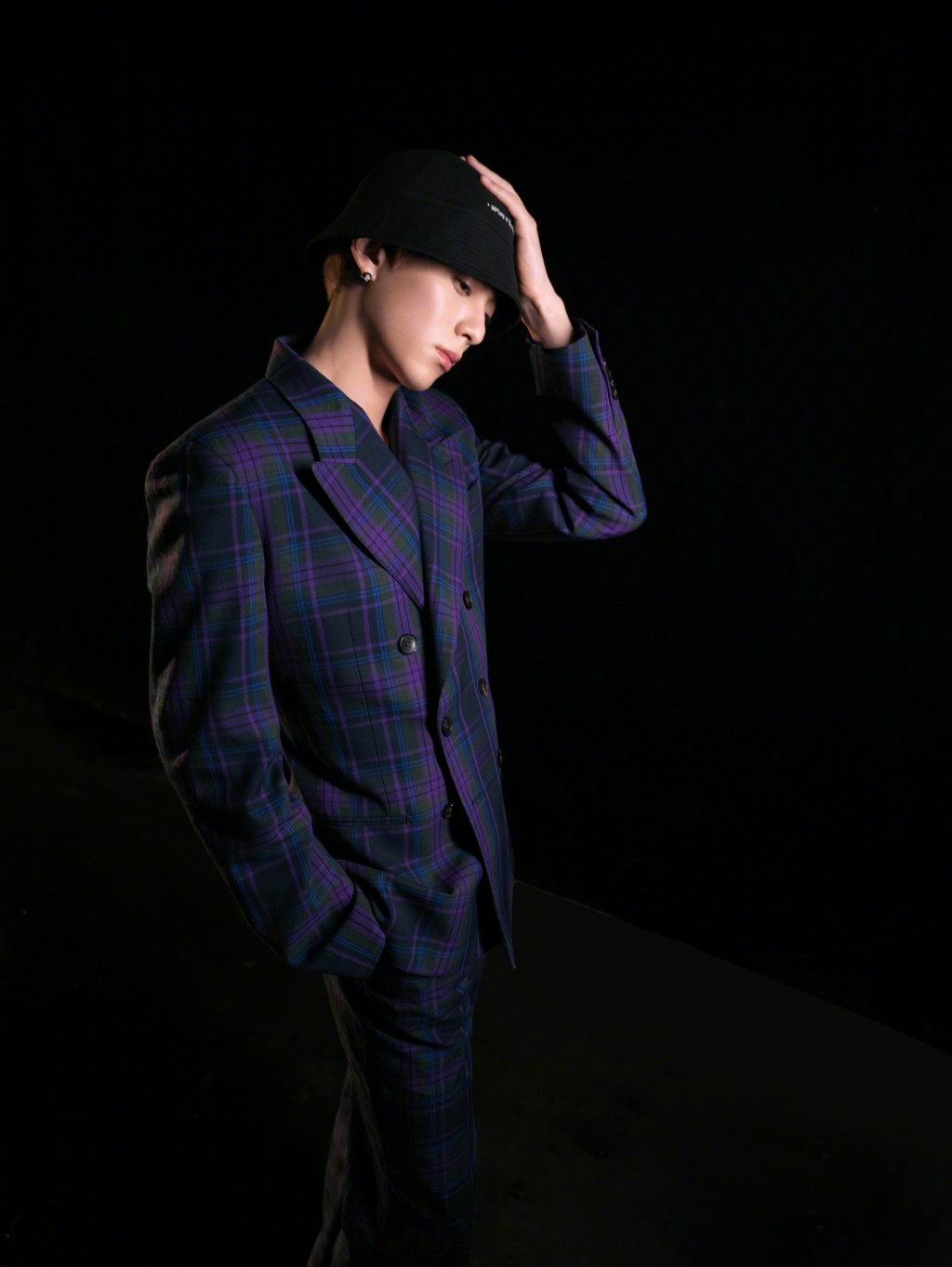 王鹤棣紫色格纹套装潇洒有型光影写真