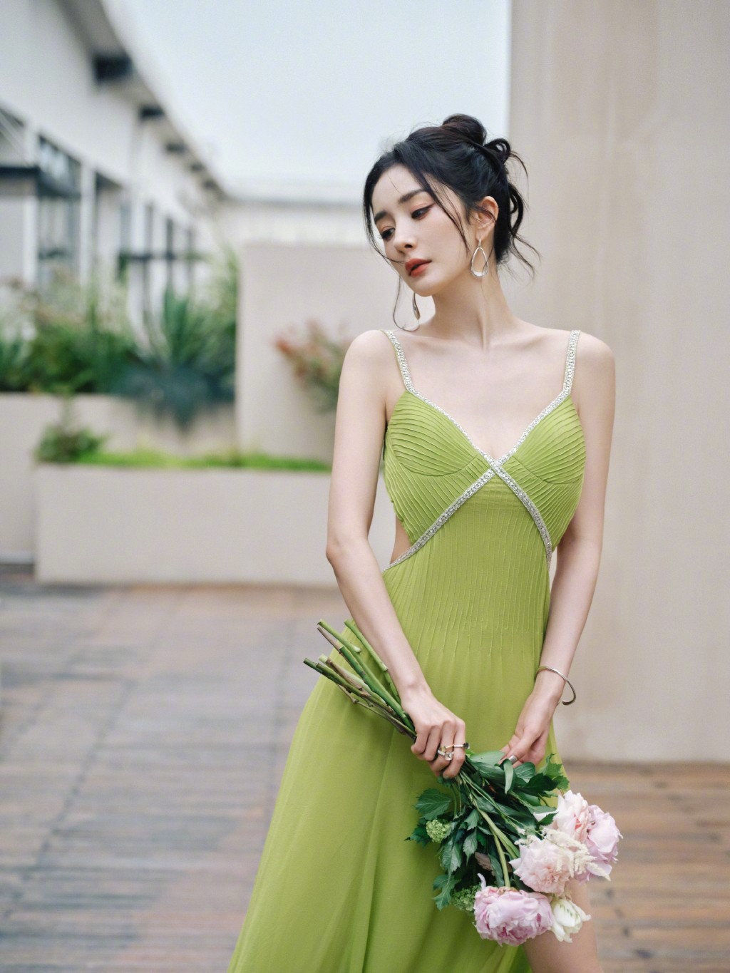 杨幂绿色吊带长裙明媚性感写真