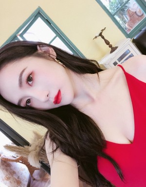 SNH48陆婷吊带红裙性感居家照片