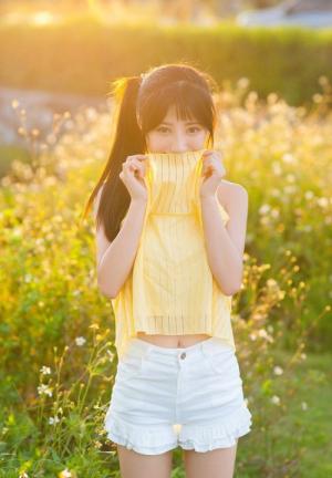 夏日米黄吊带背心少女清纯可爱图片