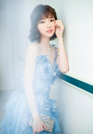 毛晓彤一身蓝色花朵纱裙仙气满满照片