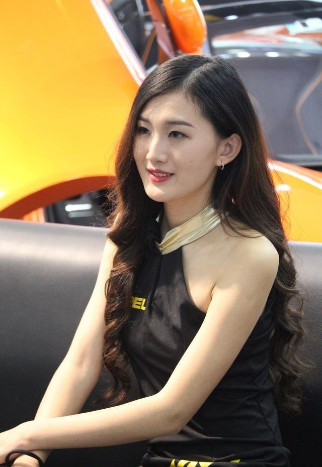 深圳国际汽车改装展的美女模特
