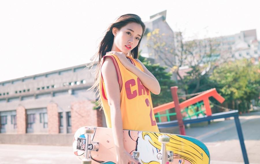 清纯大学校园美女利善榛变身篮球宝贝滑板时尚写真