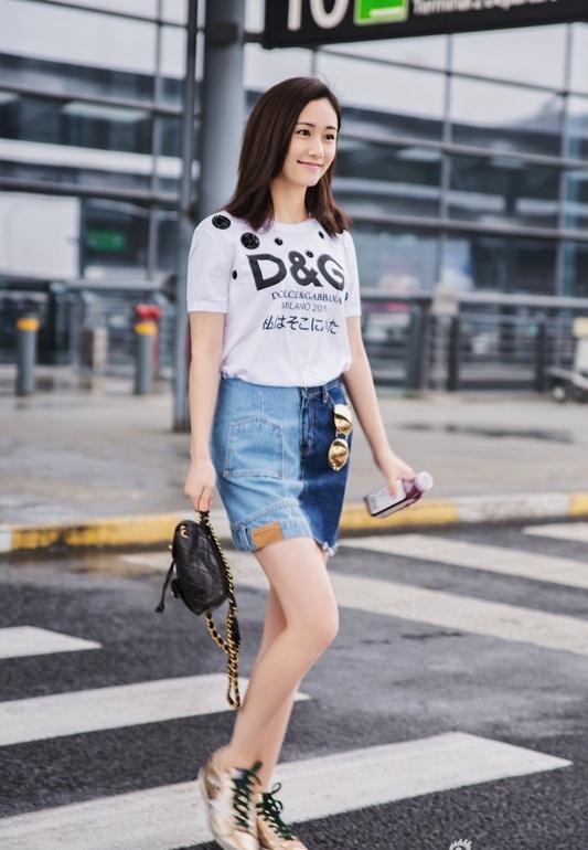 刘芸机场白色T恤牛仔裙清新写真笑容明媚