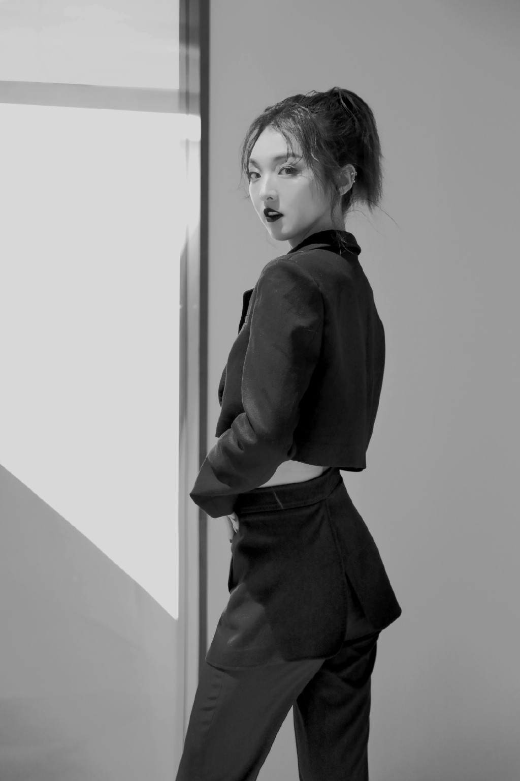 强东玥纯黑套装甜酷时尚写真图片