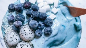 夏日清凉蓝色水果冰激凌图片