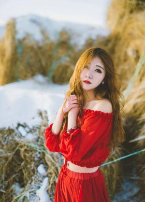 成熟性感女神雪地草堆里红色连衣裙魅力无限