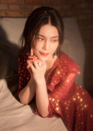 性感短发明星韩丹彤红色长裙舞台璀璨夺目写真图片