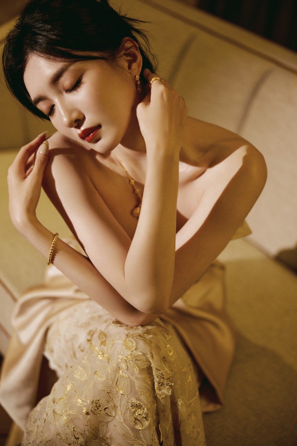 江疏影金色丝质长裙优雅高贵写真图片