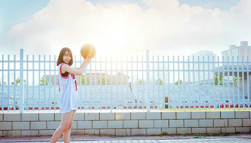 白皙短发美女篮球服操场甜美时尚写真