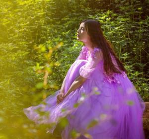 林间精灵紫色的神秘和美艳写真