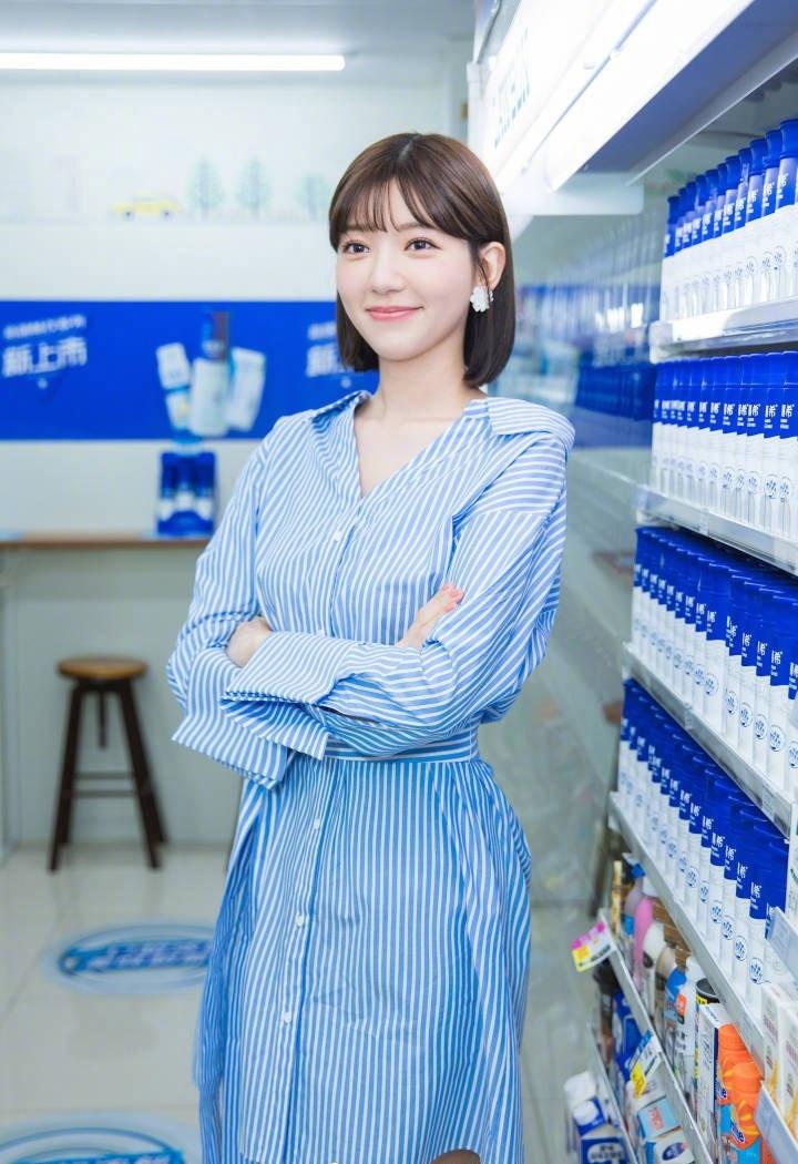 台湾女星郭雪芙一身浅蓝色衬衫裙清纯甜美图片