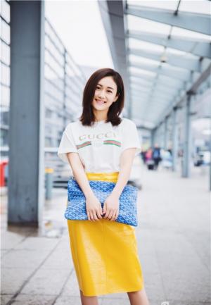 刘芸最新夏日时尚街拍亮丽黄包臀裙尽显完美身材
