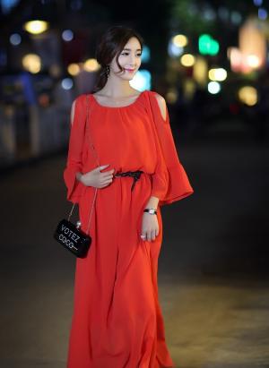 夜色下的红韩系美女唯美街拍写真