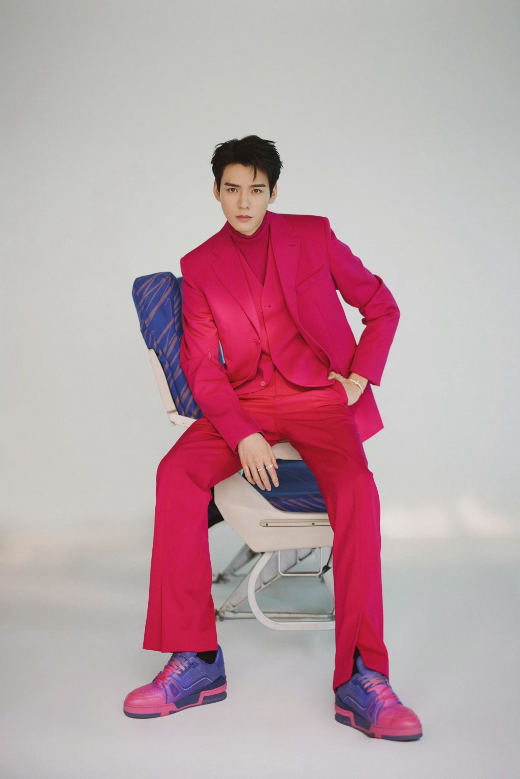 龚俊先生之夜玫粉色西装造型俊朗有型格调写真图片