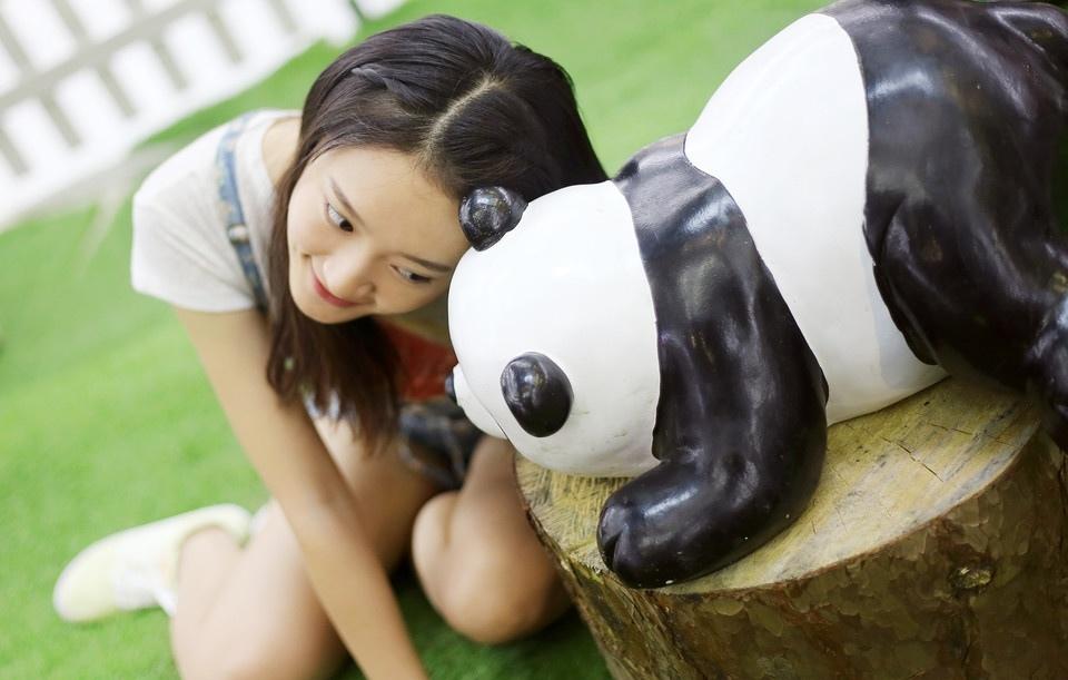 俏皮萌性感妹子与熊猫一起卖萌
