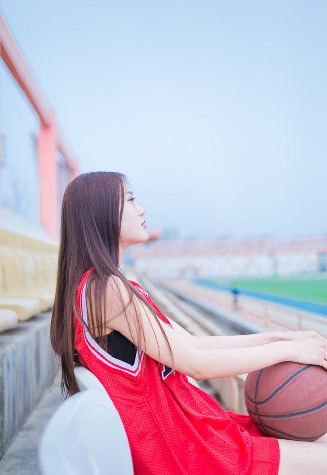 操场上篮球美女笑容甜美写真