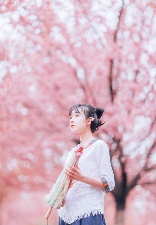 浪漫樱花树林里的清纯气质美少女写真