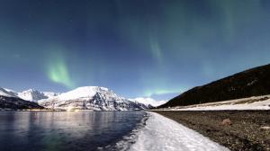 挪威峡湾的北极光风景