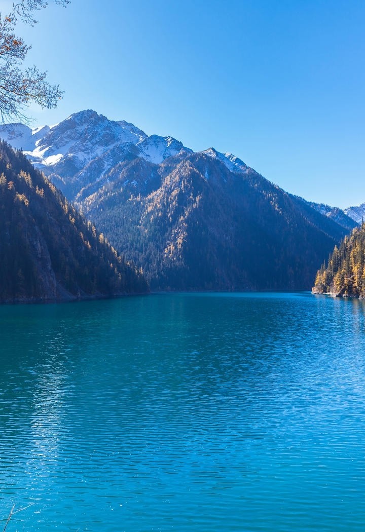 高清山与湖泊唯美风景壁纸图片