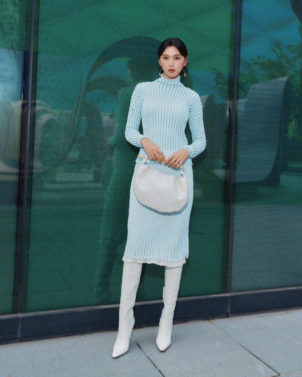 王丹妮蓝色条纹针织裙装简练时髦写真