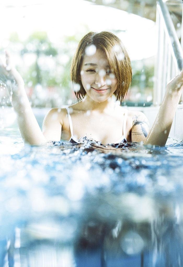 泳池里的可爱深蓝性感少女湿身阳光活力四射