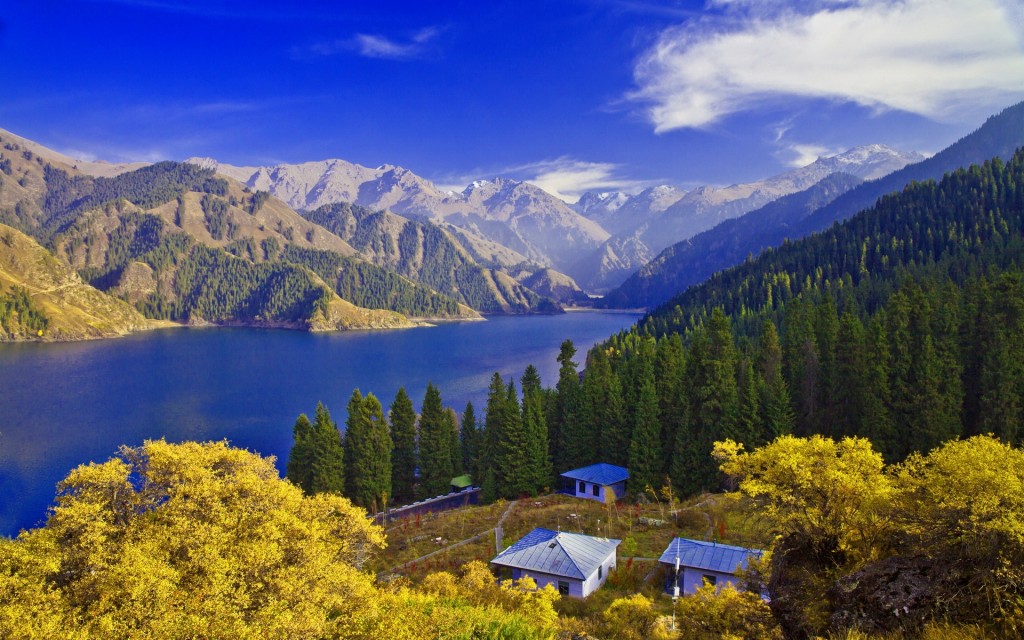 中国新疆天山天池秀美风景图片