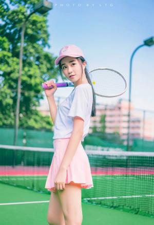 夏日阳光下的青春亮丽网球少女高清美拍图片