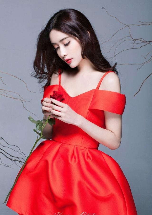 红裙白皙美女散发玫瑰香