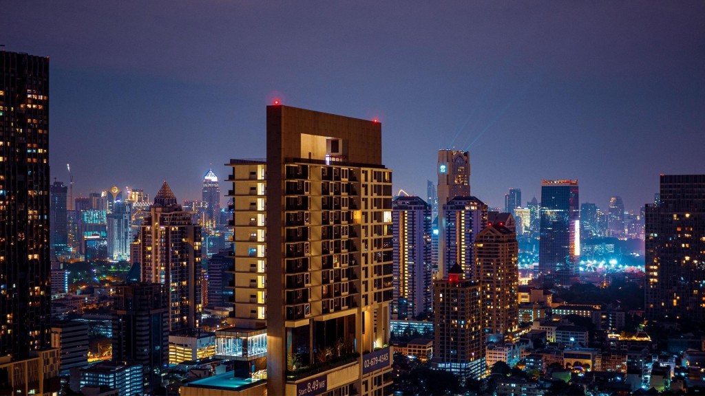 泰国曼谷霓虹耀眼城市夜景