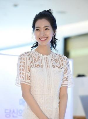 韩国女明星陈世妍不吝微笑亲和力十足