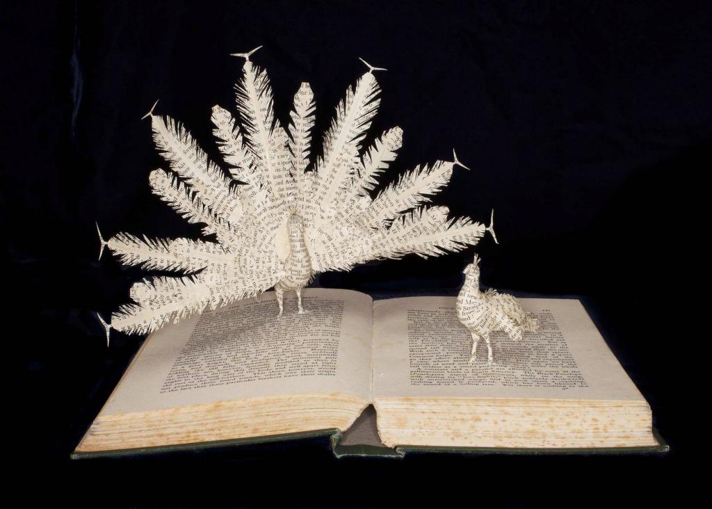英国雕刻家使用旧书制作雕塑