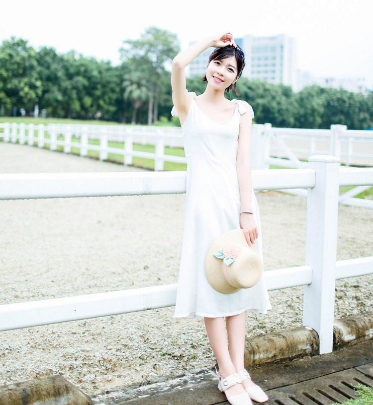 戴帽子短发甜美女生白色长裙清新素雅写真
