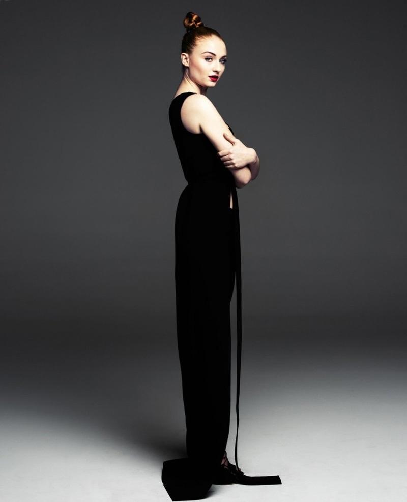 索菲·特纳红唇黑衣丝袜魅力性感时尚写真