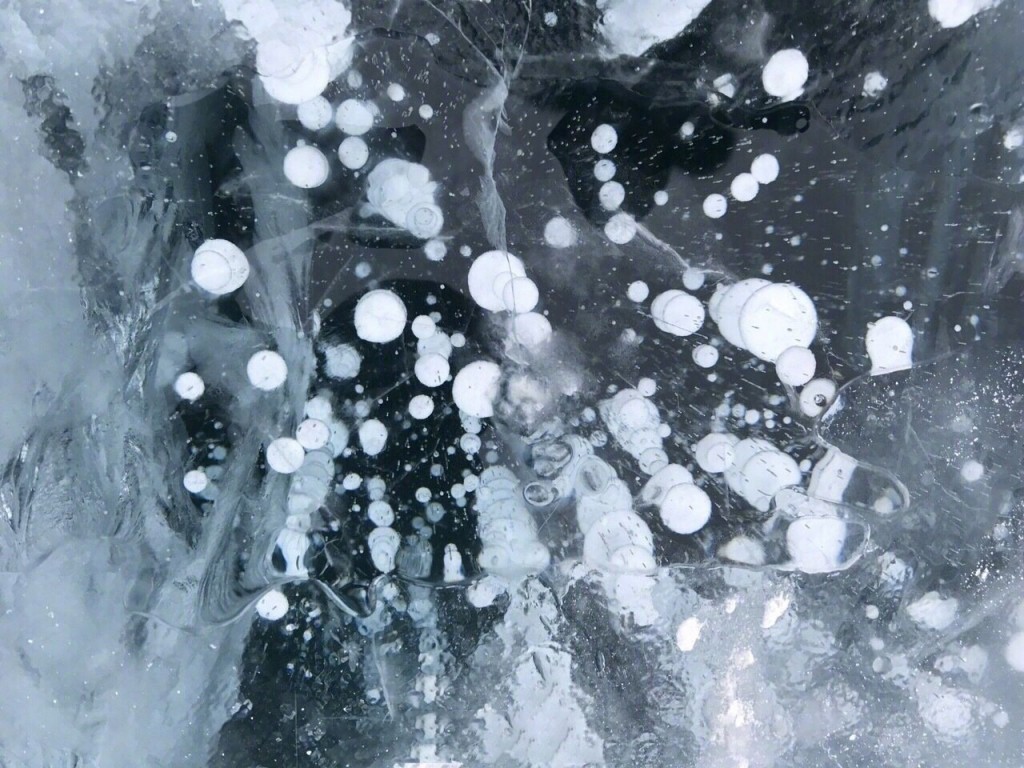 贝加尔湖的气泡冰