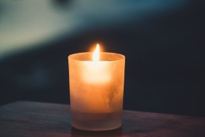 祈祷平安的蜡烛