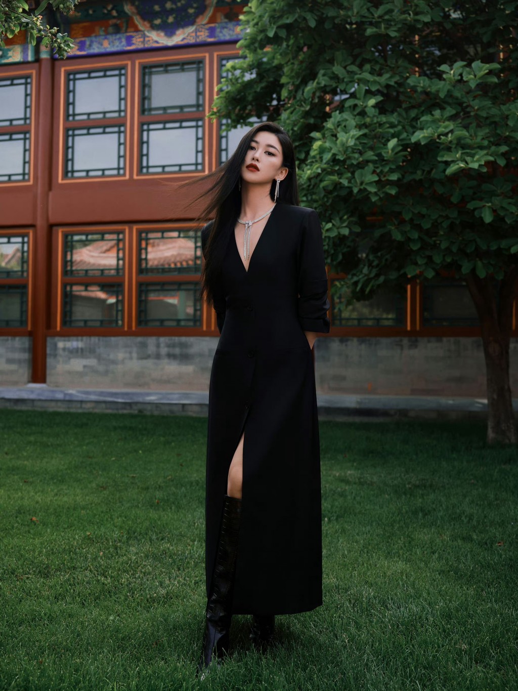 朱珠黑裙优雅气质写真图片
